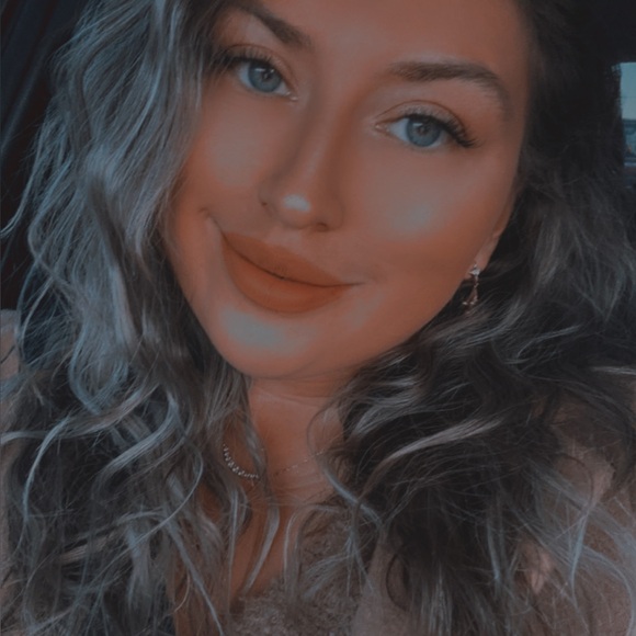 Meet your Posher, Alyssa - Picture 2 of 7